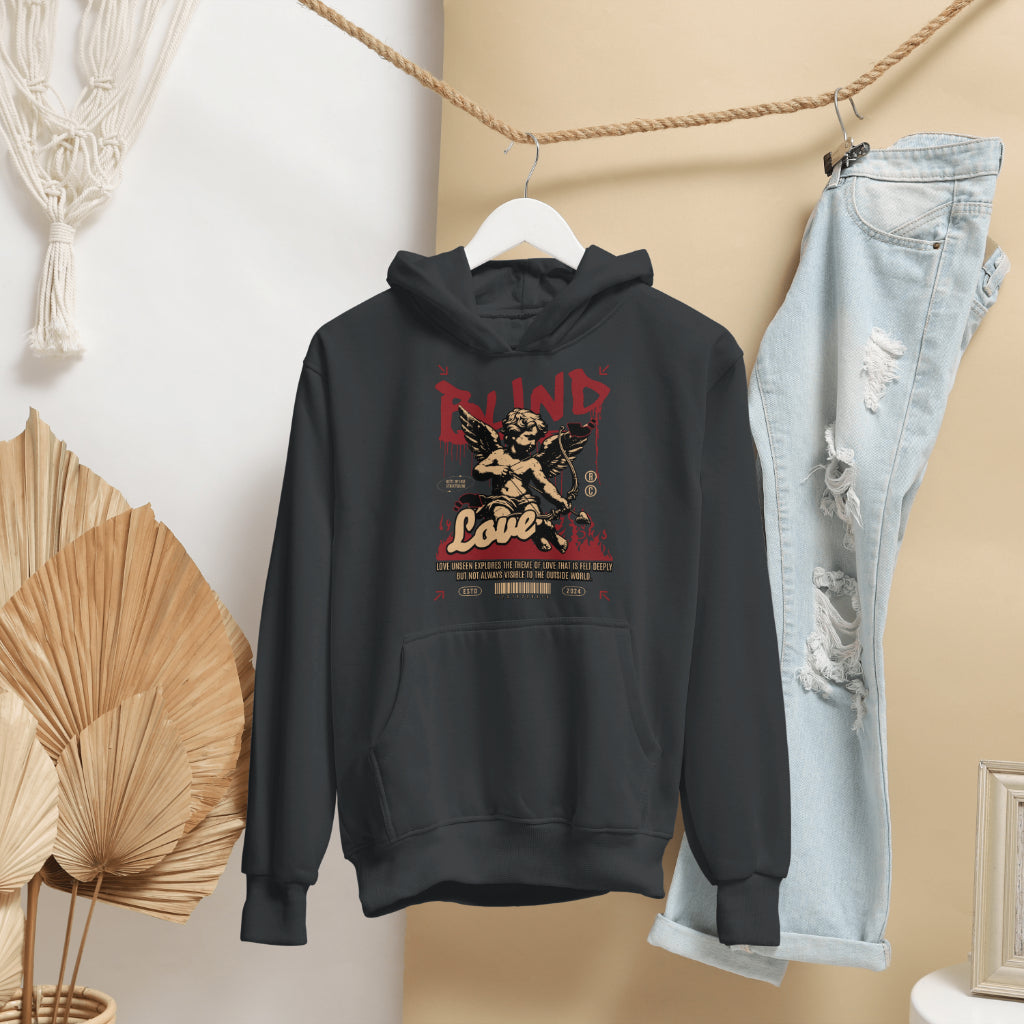 “Zwart T-shirt met witte 'Blind Love' tekst en Cupido-print, gedragen door model”