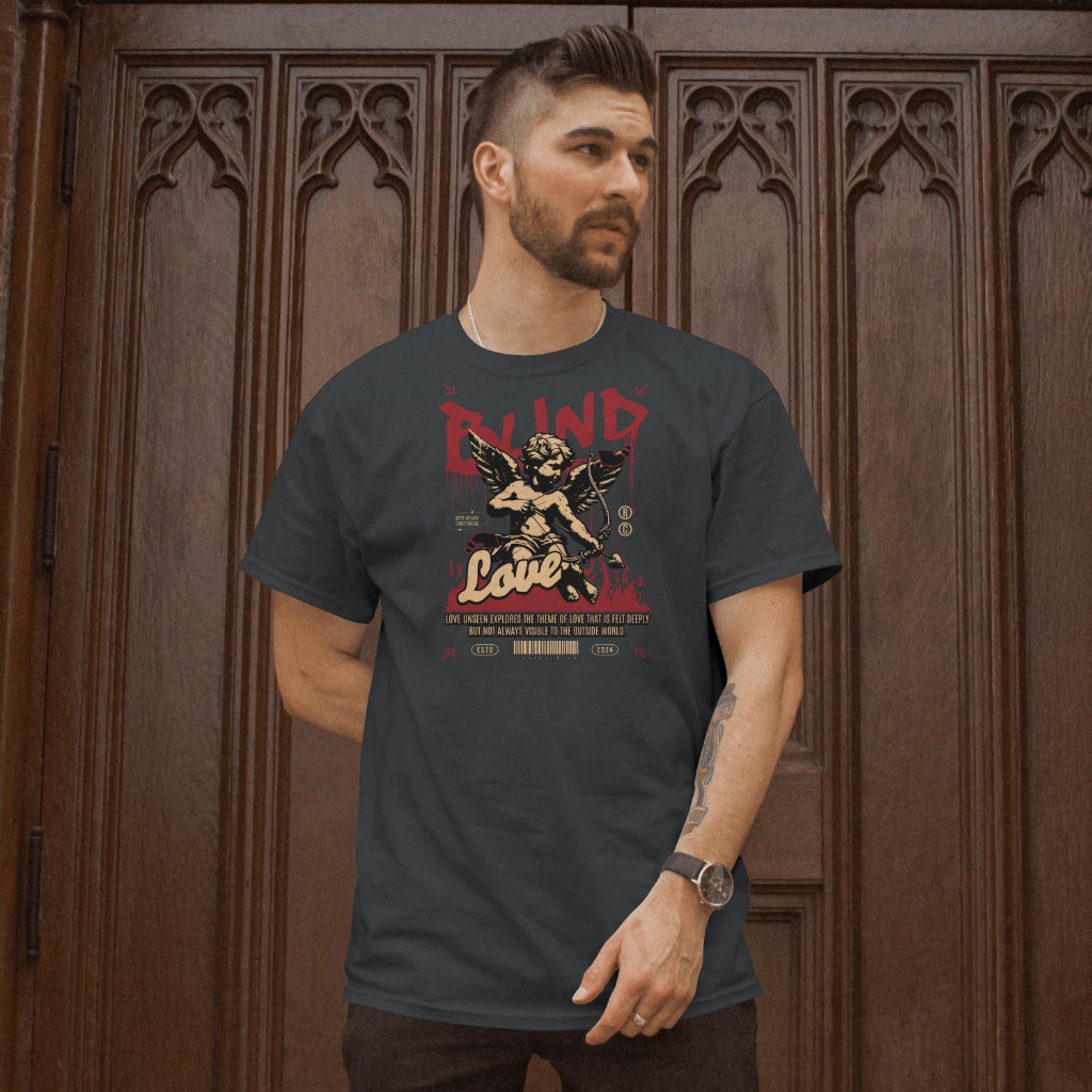 “Zwart T-shirt met witte 'Blind Love' tekst en Cupido-print, gedragen door model”