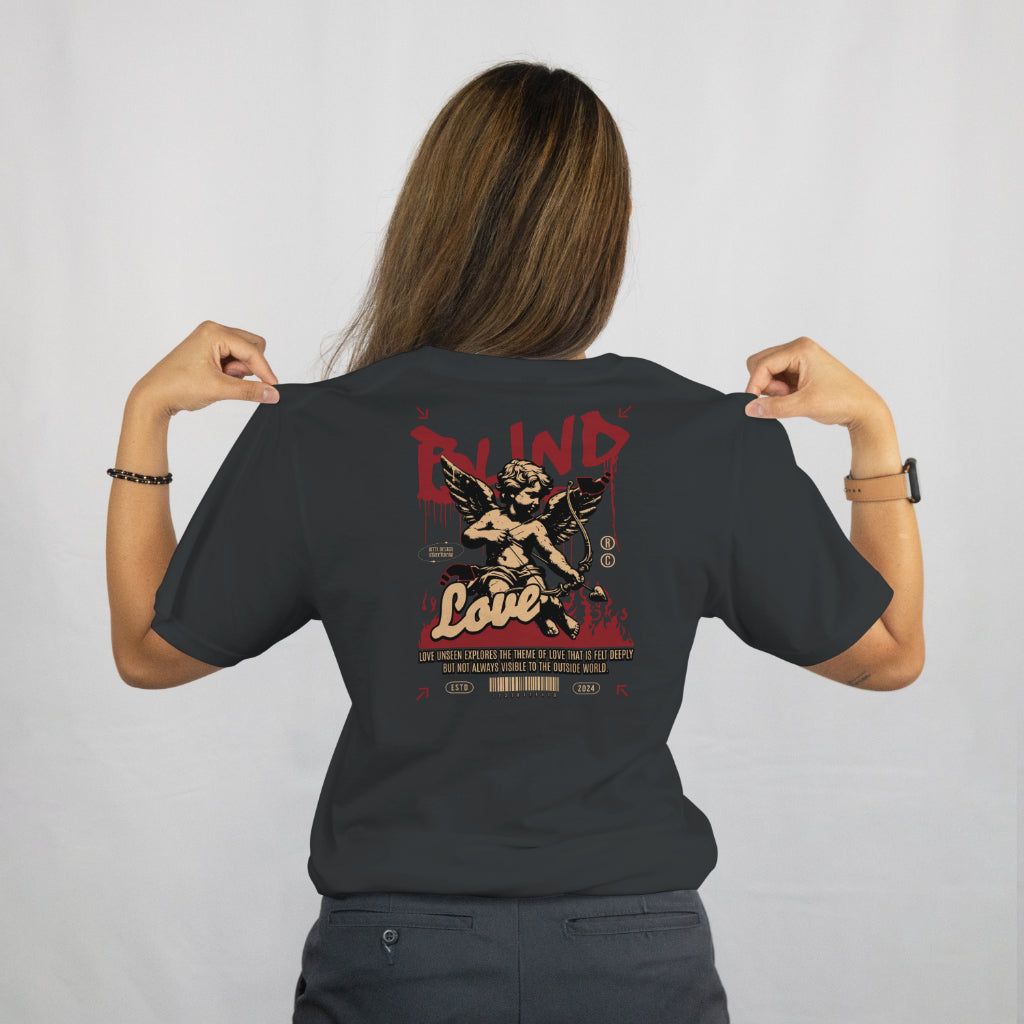 “Zwart T-shirt met witte 'Blind Love' tekst en Cupido-print, gedragen door model”