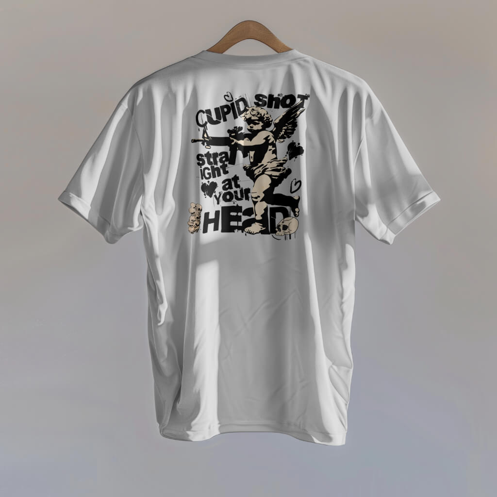 Wit T-shirt met Cupid Shot illustratie op de achterkant, vol humor en liefde