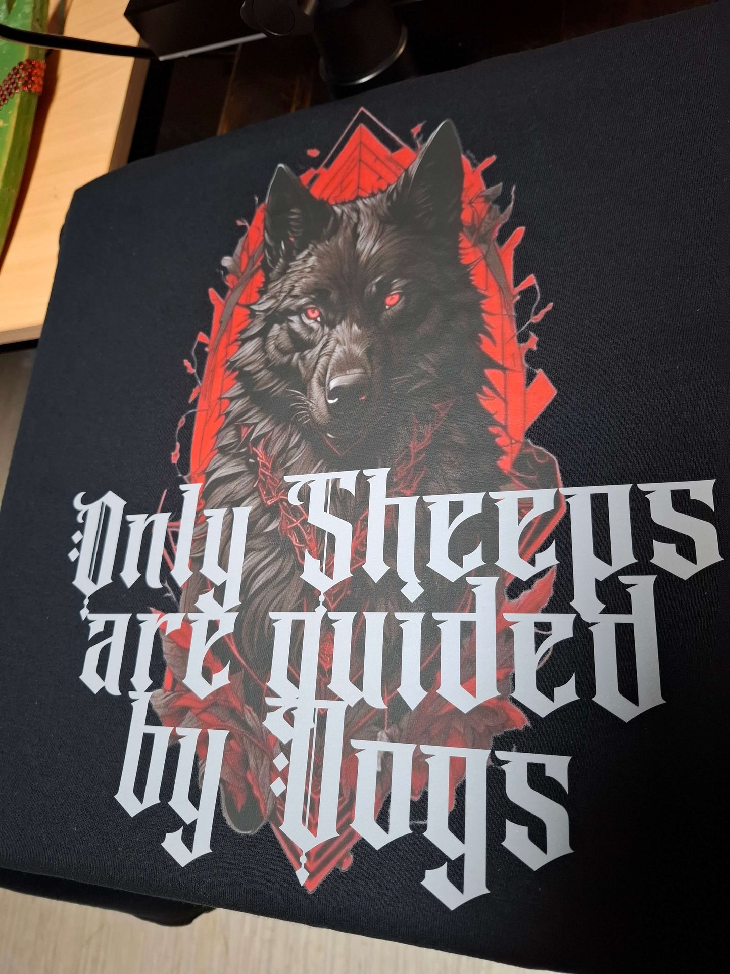 Zwart T-shirt met dezelfde tekst op de achterkant, gericht op eigenzinnige stijl