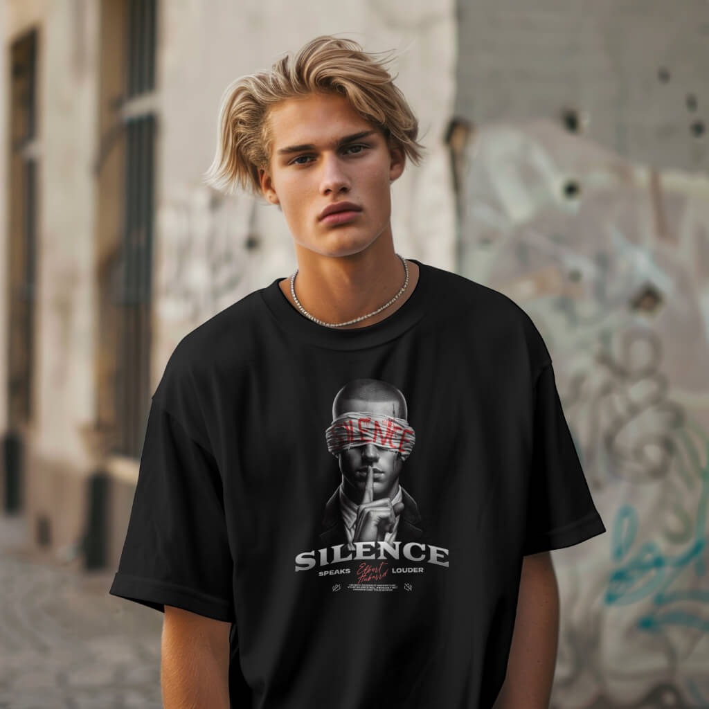 Zwart T-shirt met het woord 'Silence' en een geblinddoekte man, voor een uitgesproken en stijlvolle look