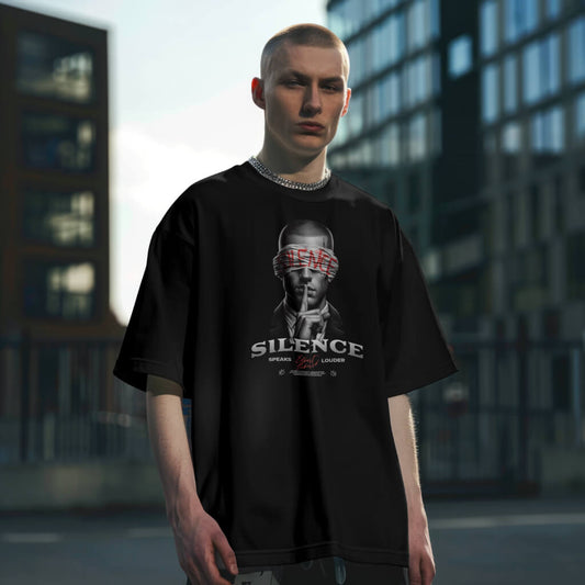 Zwart T-shirt met subtiele print op de achterkant, perfect voor wie kracht vindt in rust en eenvoud