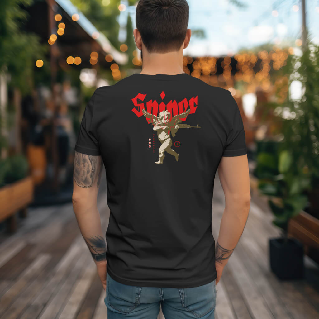 Wit T-shirt met een sniper-Cupido print op de achterkant, perfect voor liefhebbers van humor en precisie