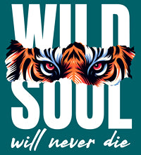 close up van de print voor T-shirt met de tekst 'Wild Souls Never Die' en een afbeelding van een vrije geest, voor een non-conformistische stijl.