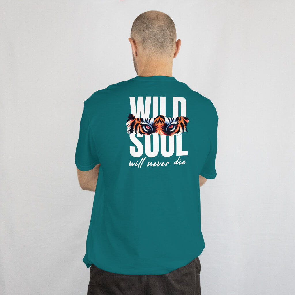 Turquoise T-shirt met de tekst Wild Souls Never Die en een vrije geest ontwerp, voor non-conformisten