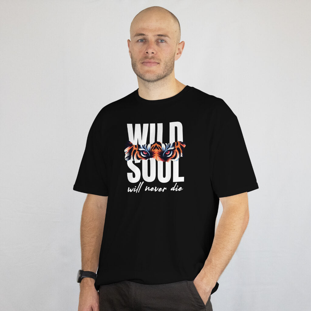 Zwart T-shirt met de tekst 'Wild Souls Never Die' en een afbeelding van een vrije geest, voor een non-conformistische stijl.