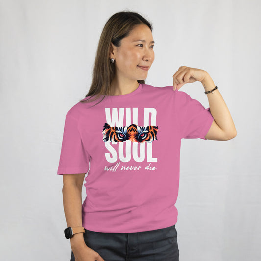Roze T-shirt met de tekst Wild Souls Never Die en een grafisch ontwerp, voor dromers en avonturiers