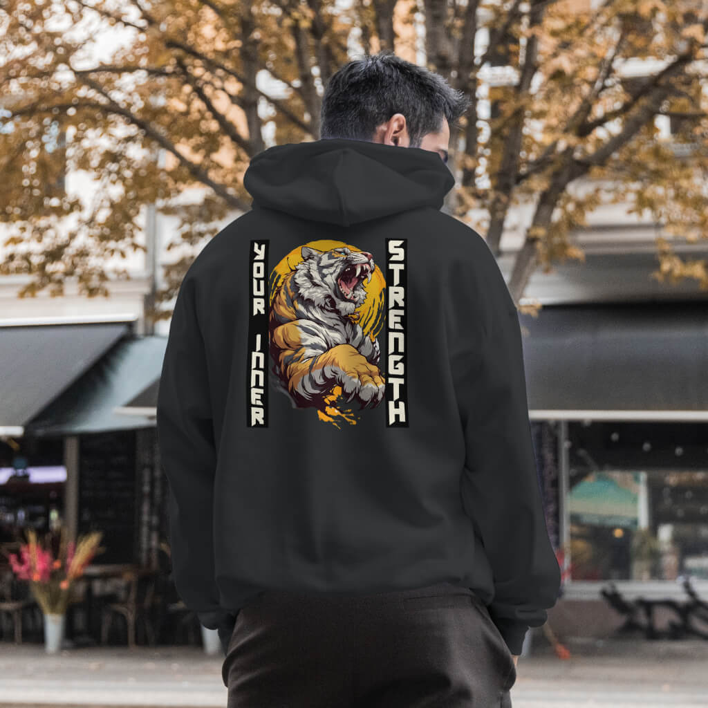 Zwarte hoodie met de tekst Your Inner Strength en een krachtig symbool, voor motivatie en zelfvertrouwen