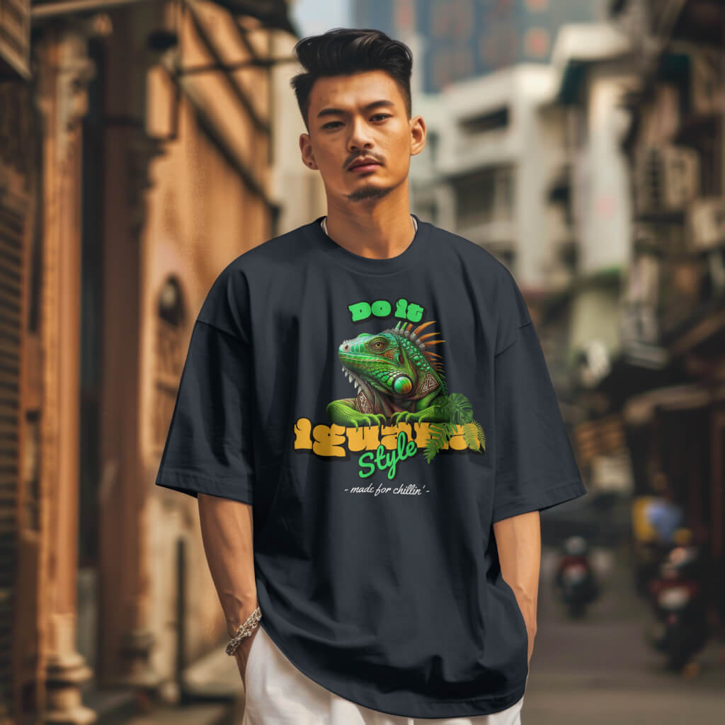 Zwart T-shirt met een illustratie van een leguaan en de tekst 'Do It Iguana Style', voor liefhebbers van een relaxte levensstijl.