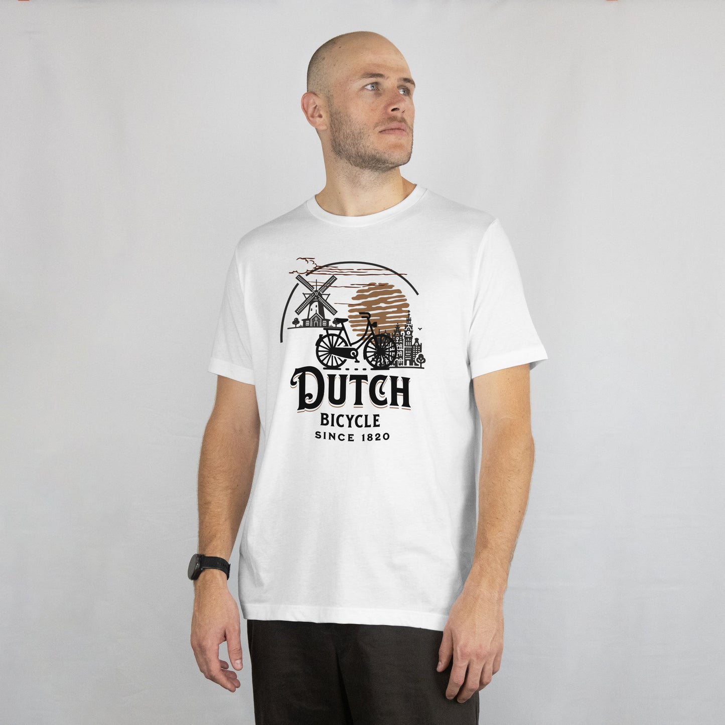 Man met kaal hoofd draagt wit Dutch Bicycle T-shirt – kijkt naar rechts