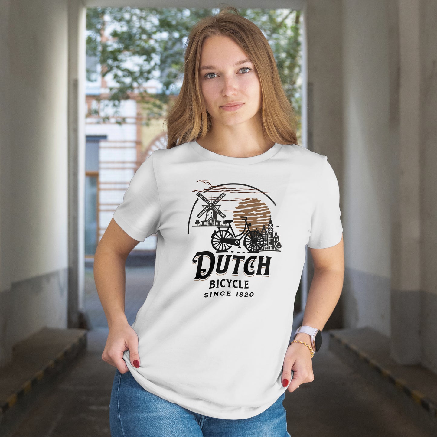 Vrouw staat recht voor de camera met wit Dutch Bicycle T-shirt – in een steeg