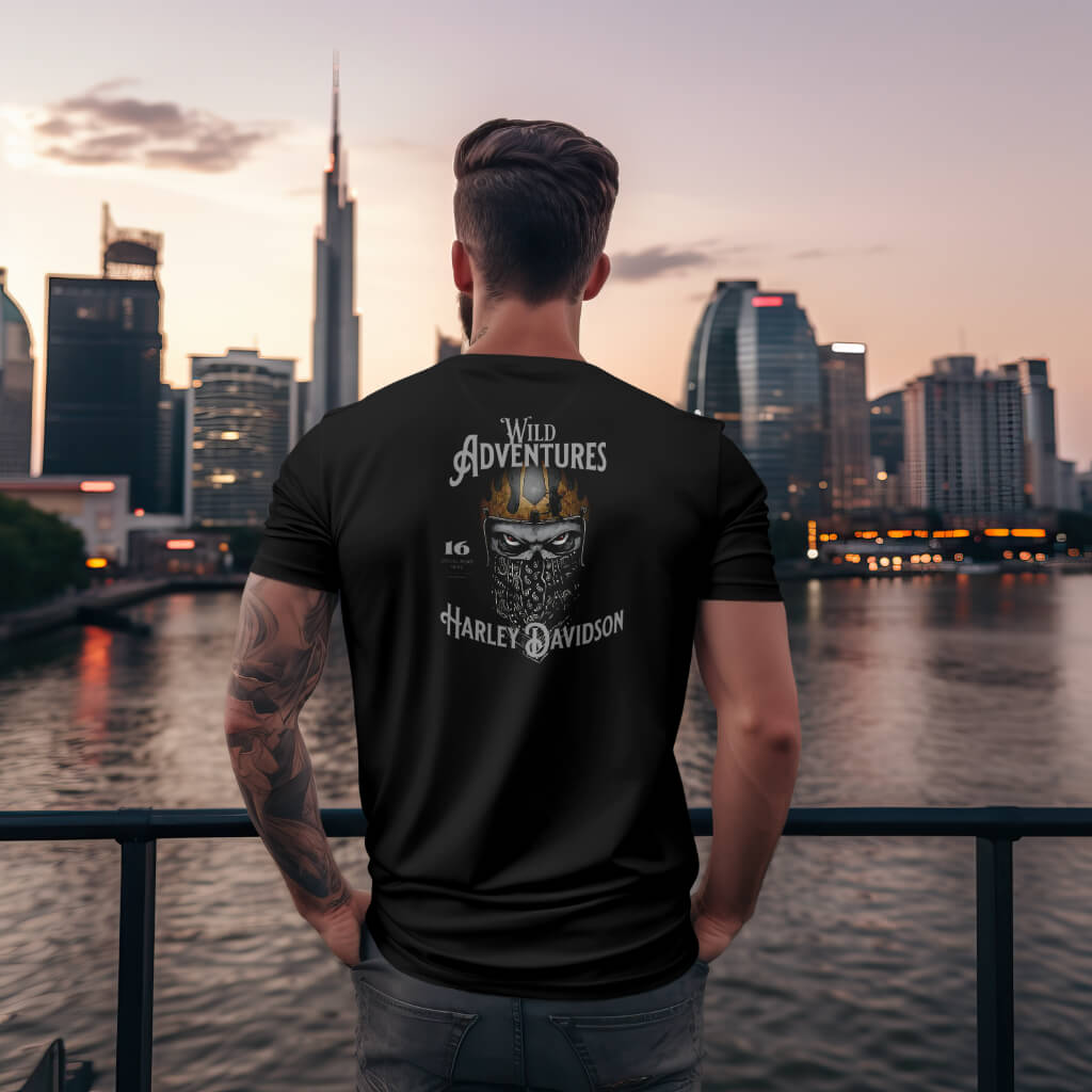Zwart T-shirt met schedel en helm-design, perfect voor avontuurlijke stijlen