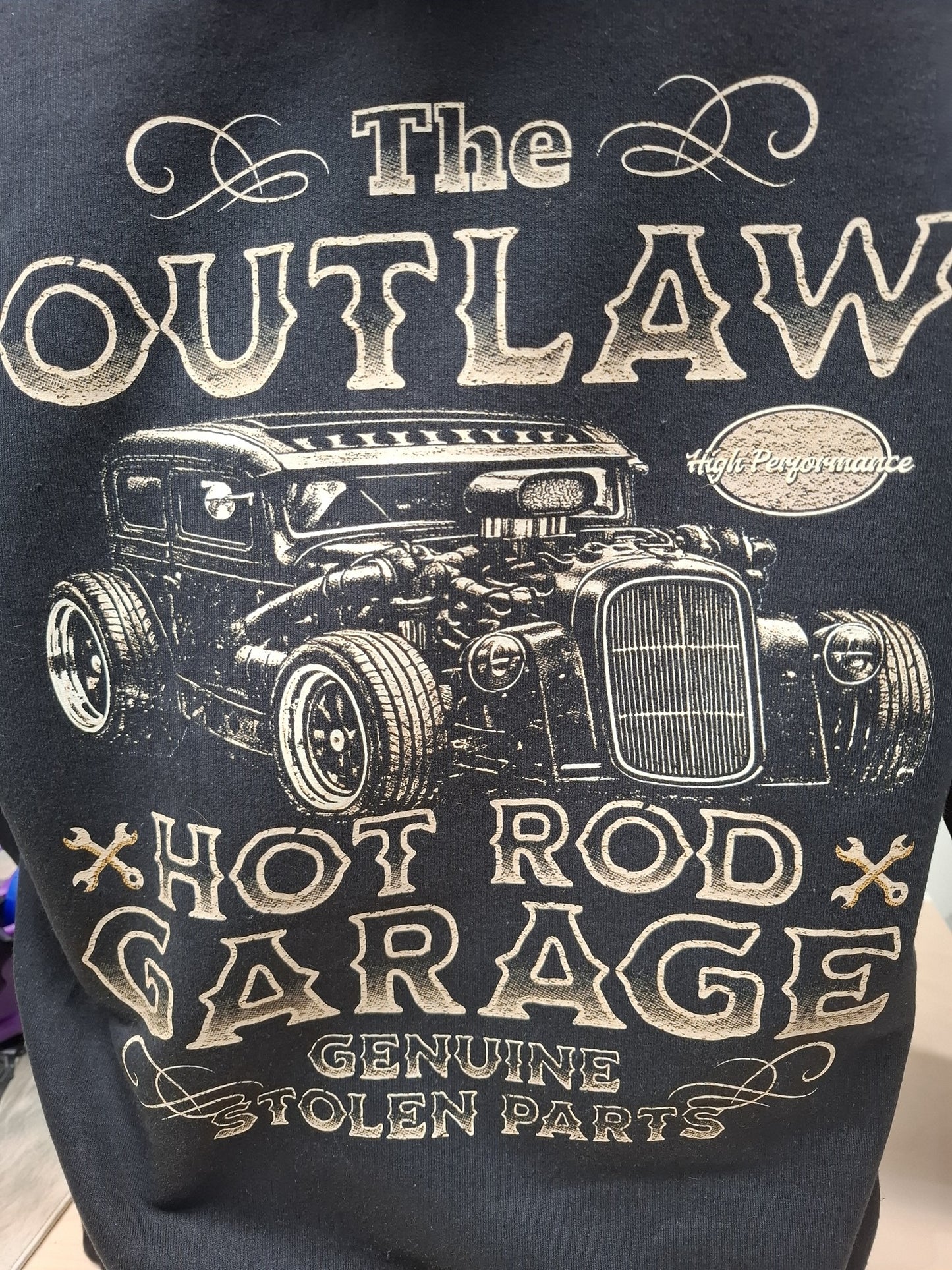 Detailfoto van de Outlaw Hot Rod Garage rugprint op de hoodie