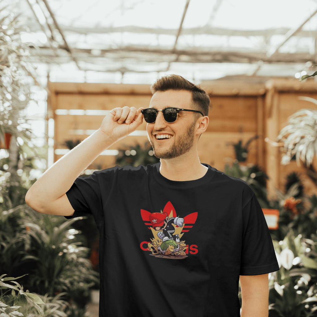 Zwart T-shirt met Mario en Adidas-stijl print op de achterkant, speels en stijlvol