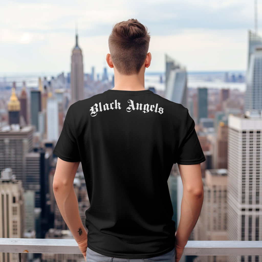Zwart T-shirt met de tekst Black Angels, straalt eenvoud en elegantie uit