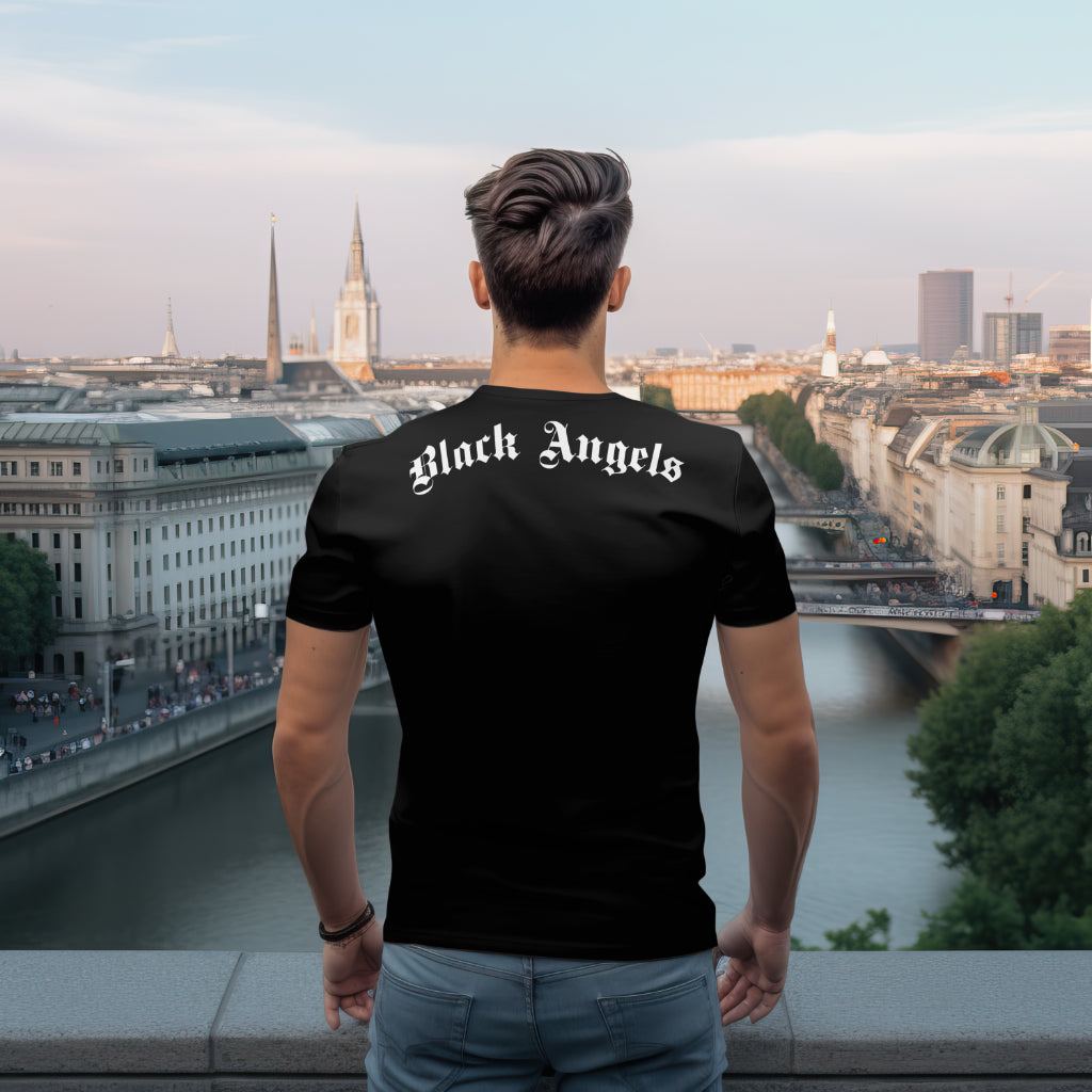 Zwart T-shirt met subtiele Black Angels print, minimalistisch en stijlvol