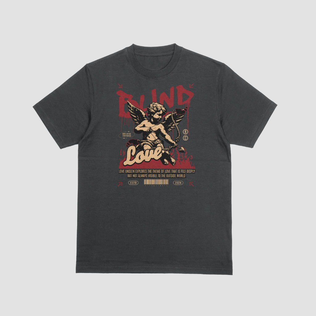 “Zwart T-shirt met witte 'Blind Love' tekst en Cupido-print, gedragen door model”