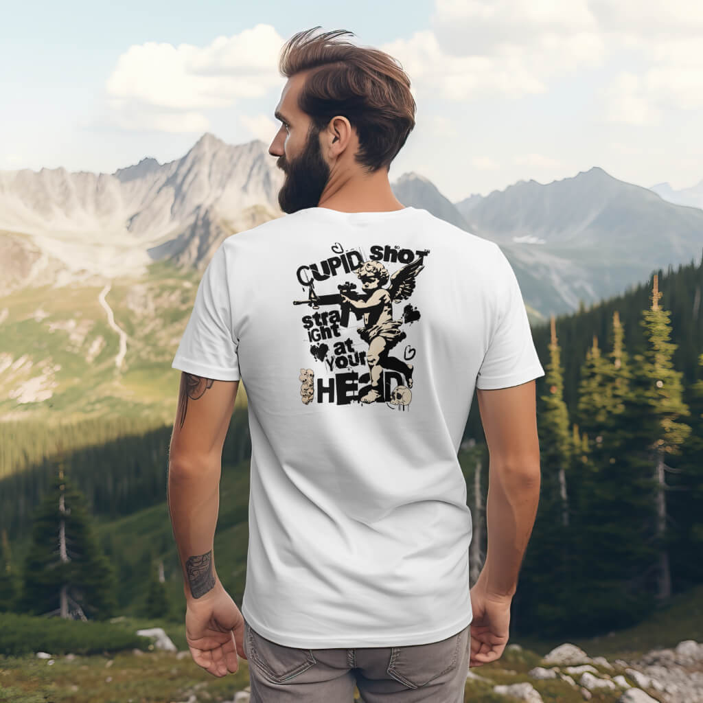 Wit T-shirt met een speelse illustratie van Cupido die recht op je mikt, een humoristische twist op romantiek