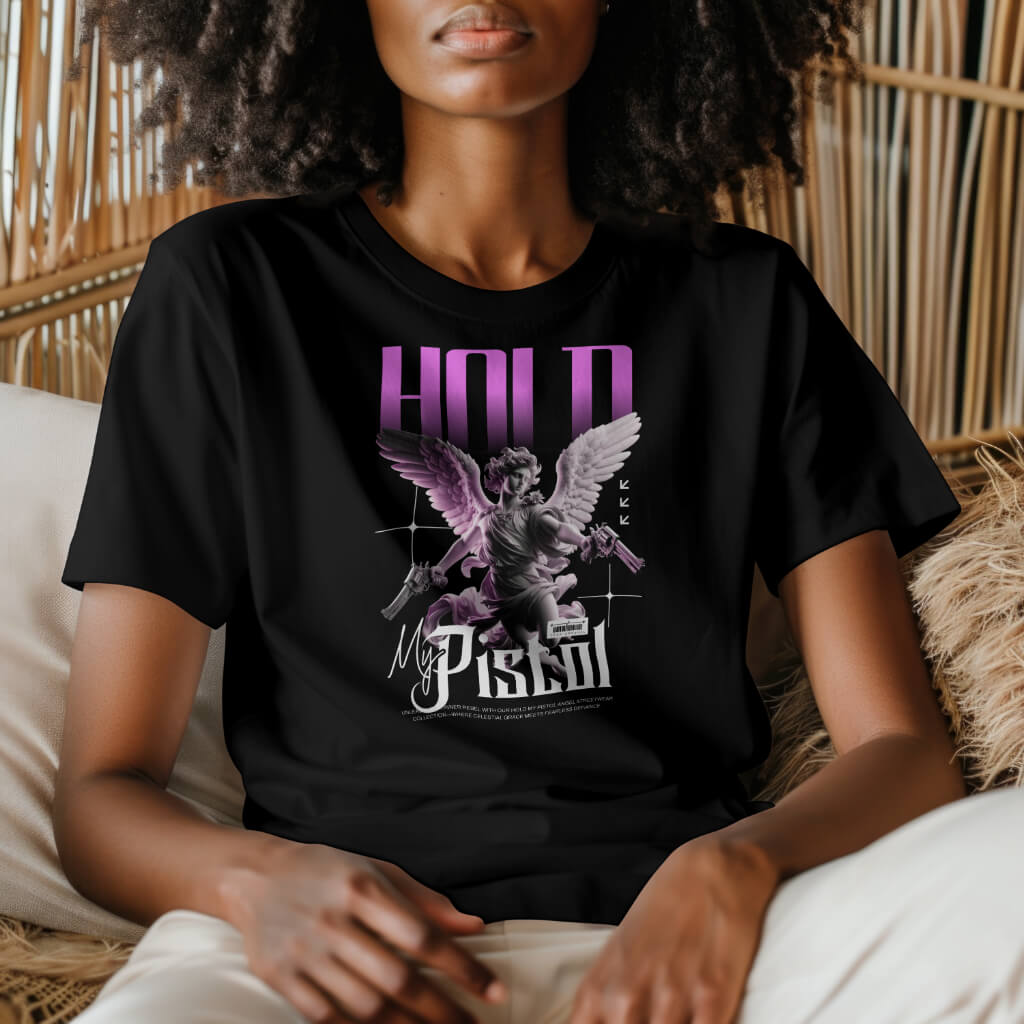 Zwart T-shirt met een engel met pistolen afbeelding en de tekst Hold My Pistol, voor een gedurfde uitstraling
