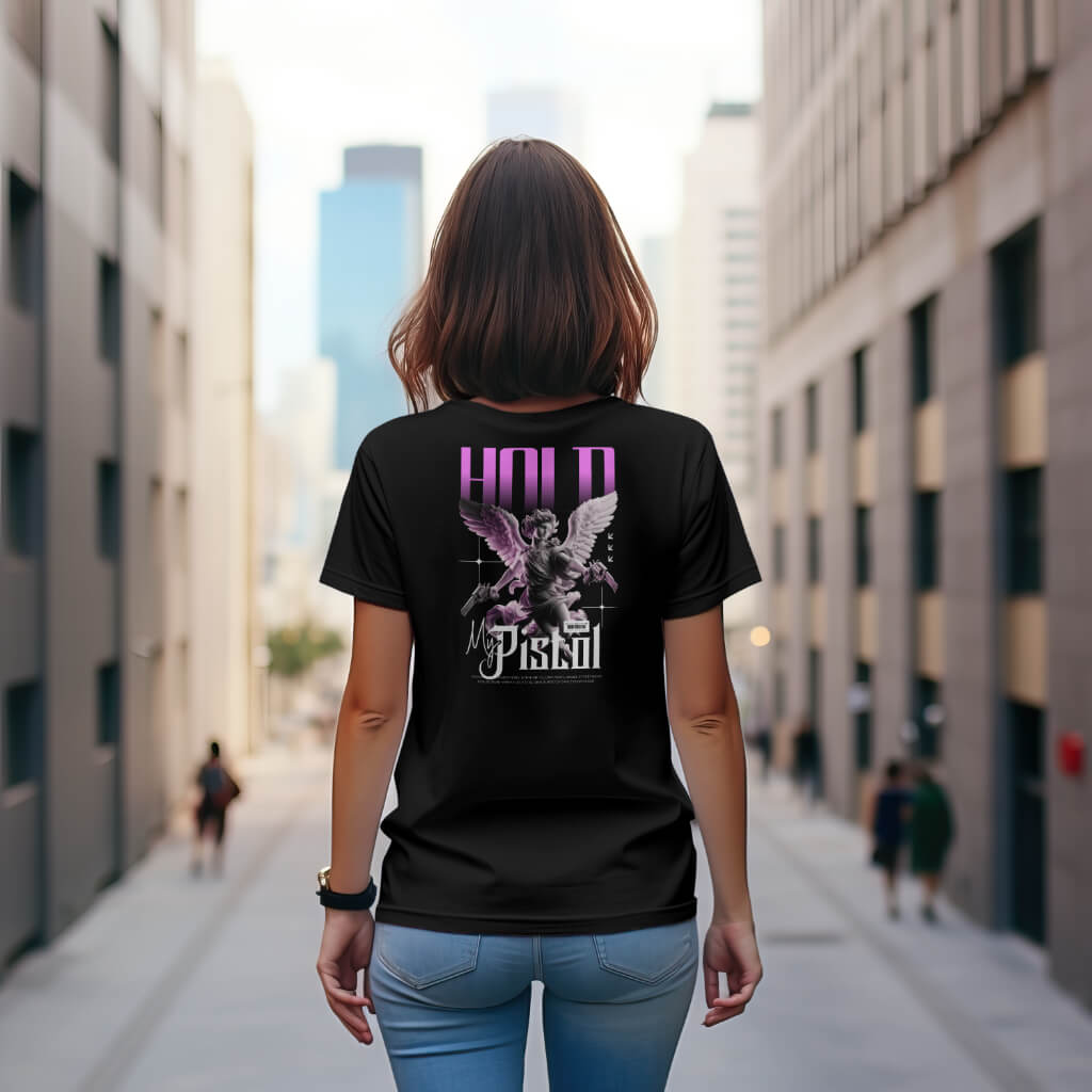 Zwart T-shirt met pistoolprint op de achterkant, stijlvol en provocerend