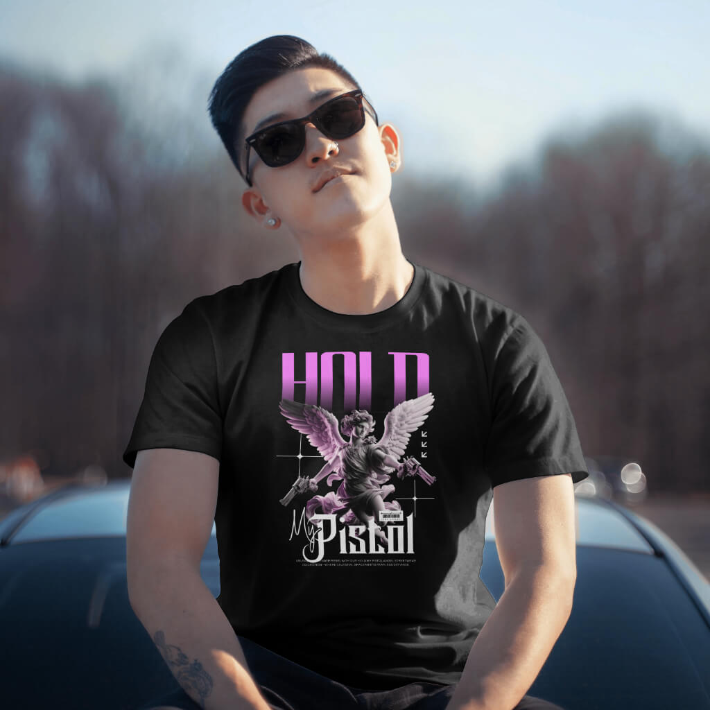 Zwart T-shirt met een engel met pistolen afbeelding en de tekst Hold My Pistol, voor een gedurfde uitstraling
