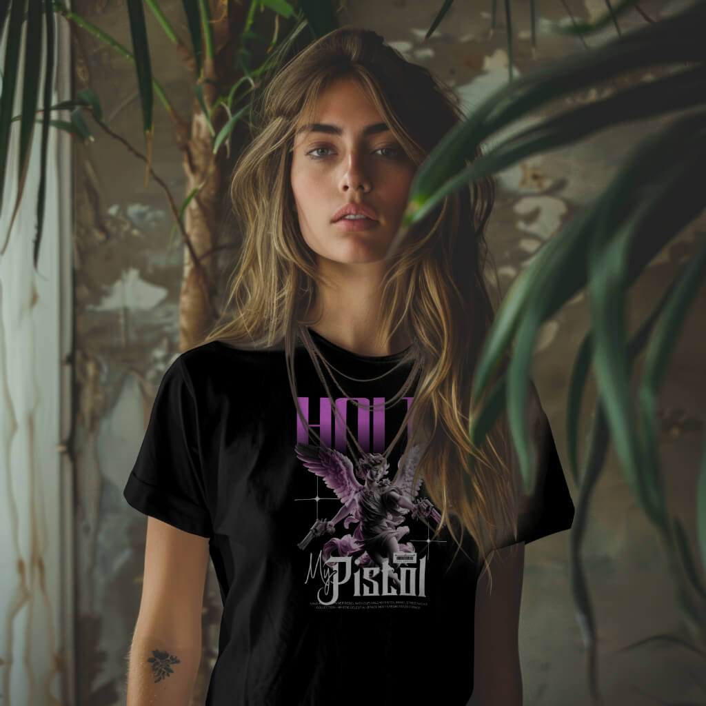 Zwart T-shirt met een engel met pistolen afbeelding en de tekst Hold My Pistol, voor een gedurfde uitstraling
