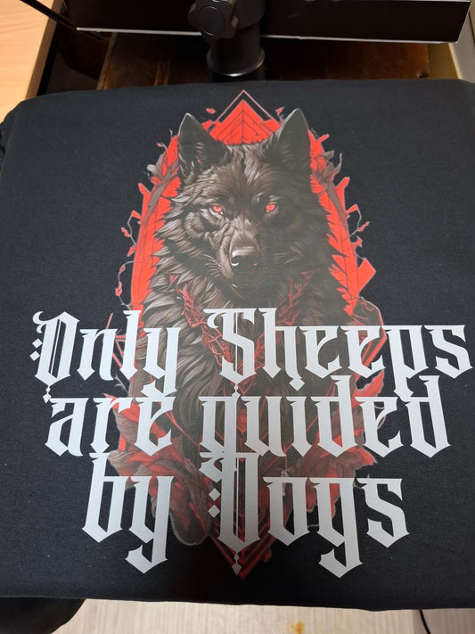 Zwart T-shirt met de tekst Only Sheeps Are Guided by Dogs, een statement voor onafhankelijke denkers