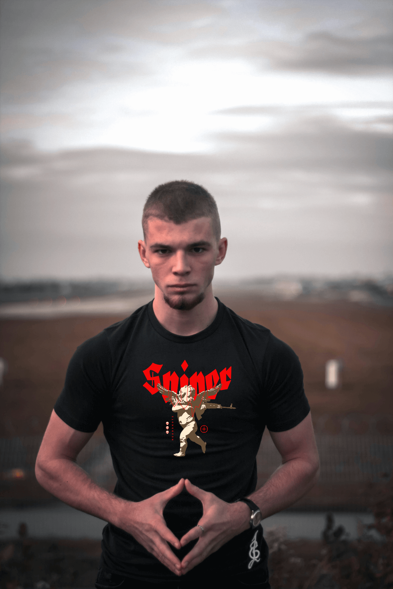 Zwart T-shirt met een illustratie van Cupido als sluipschutter, een speelse twist op het klassieke liefdesicoon
