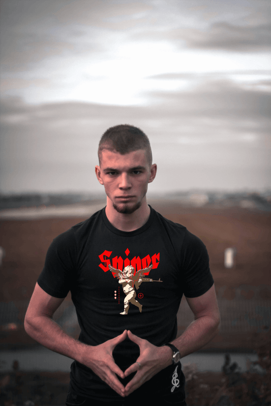 Zwart T-shirt met een illustratie van Cupido als sluipschutter, een speelse twist op het klassieke liefdesicoon
