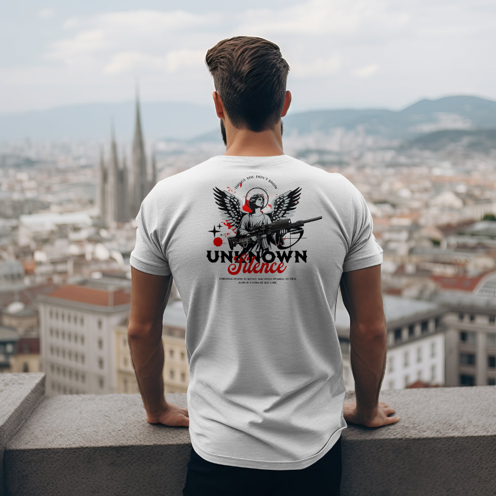 Wit T-shirt met de woorden 'Unknown Silence' en een mysterieus ontwerp, voor een intrigerende uitstraling