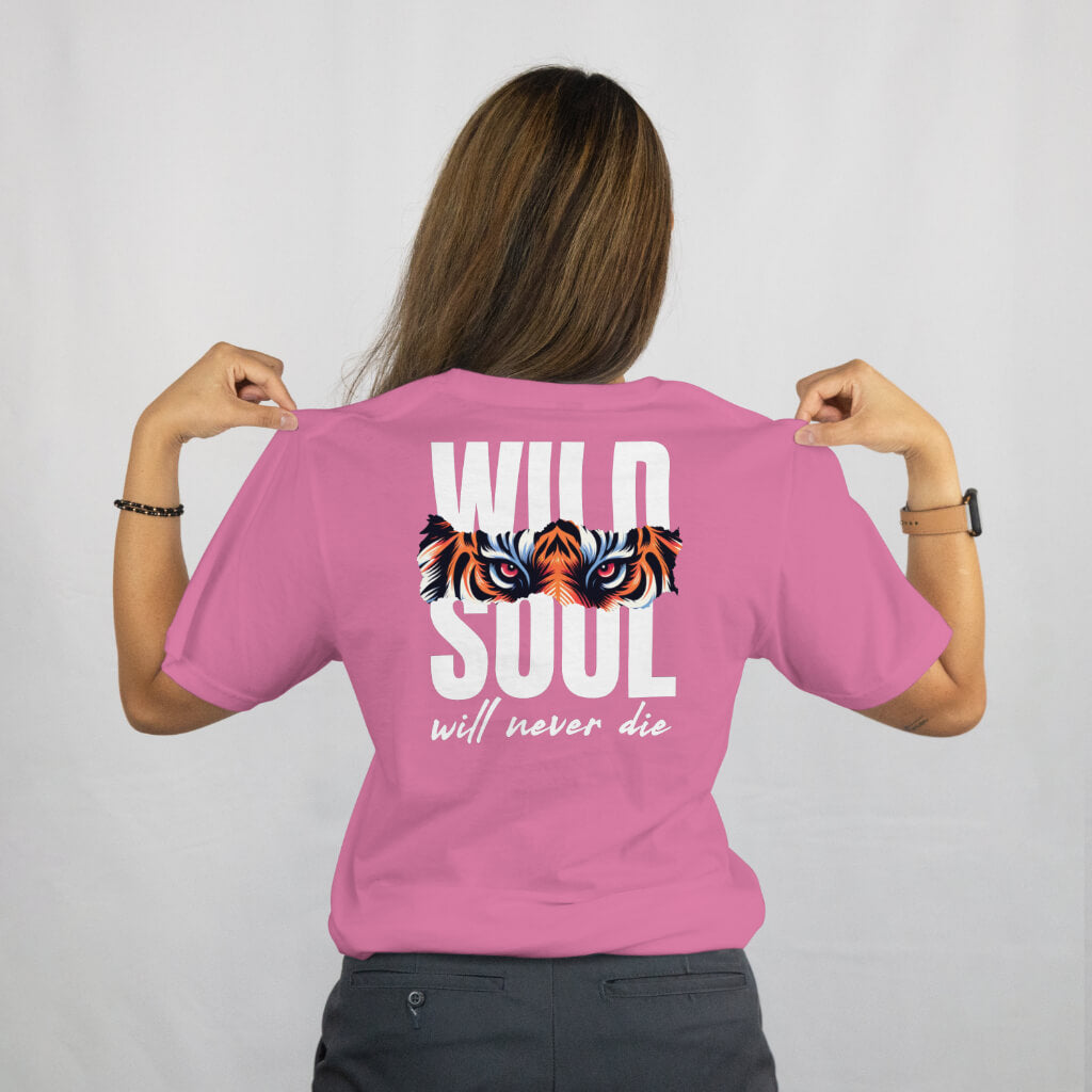 Roze T-shirt met de tekst Wild Souls Never Die en een grafisch ontwerp, voor dromers en avonturiers