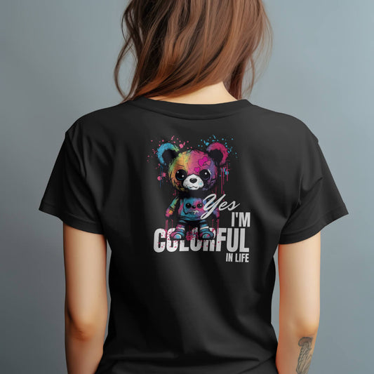 Zwart T-shirt met een kleurrijk ontwerp en de tekst 'Yes I'm Colorful In Life', voor iedereen met een positieve mindset