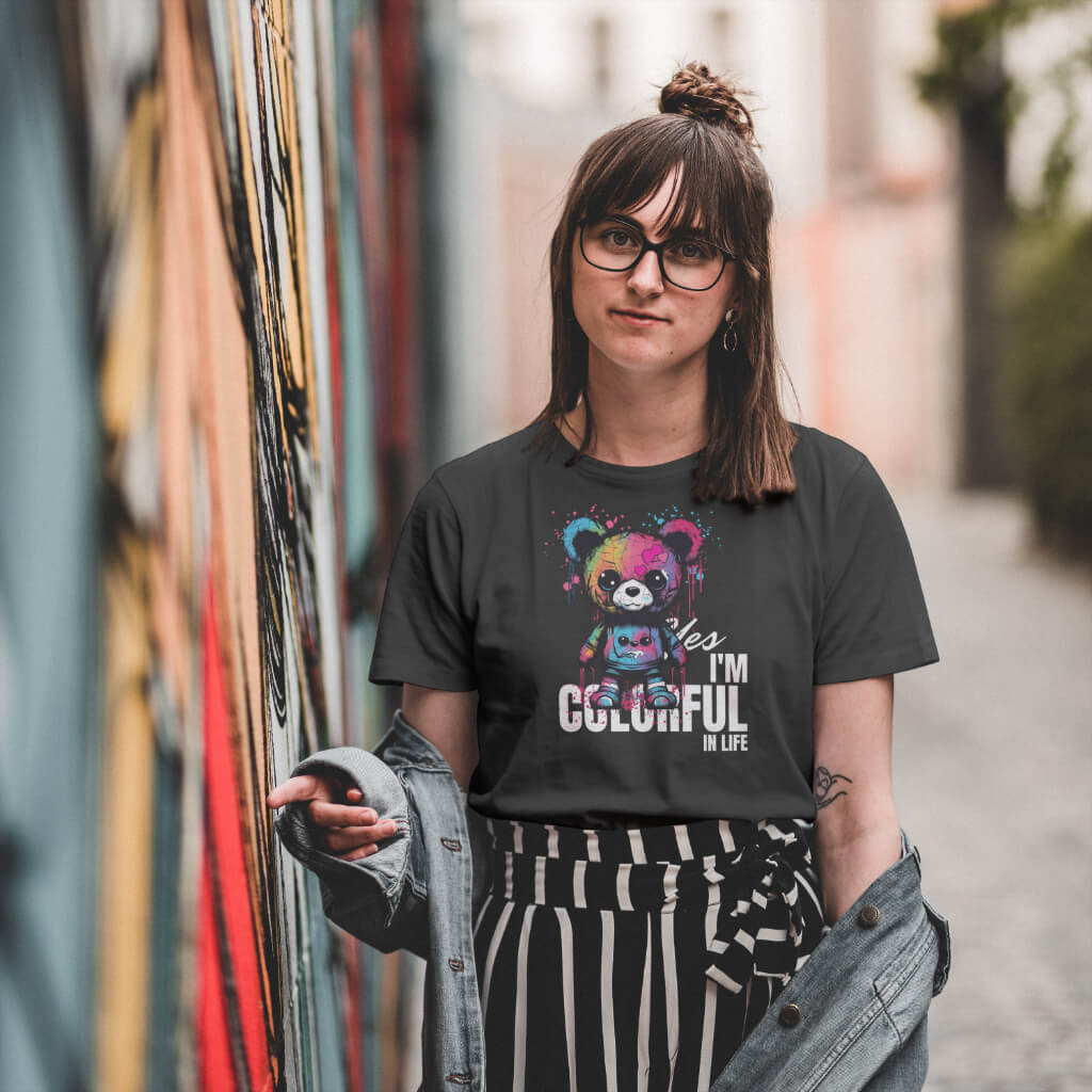 Zwart T-shirt met een expressieve kleurrijke print, perfect voor mensen die hun stijl willen laten spreken