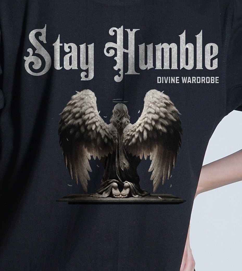 Detailfoto van de Stay Humble engel rugprint op zwart T-shirt
