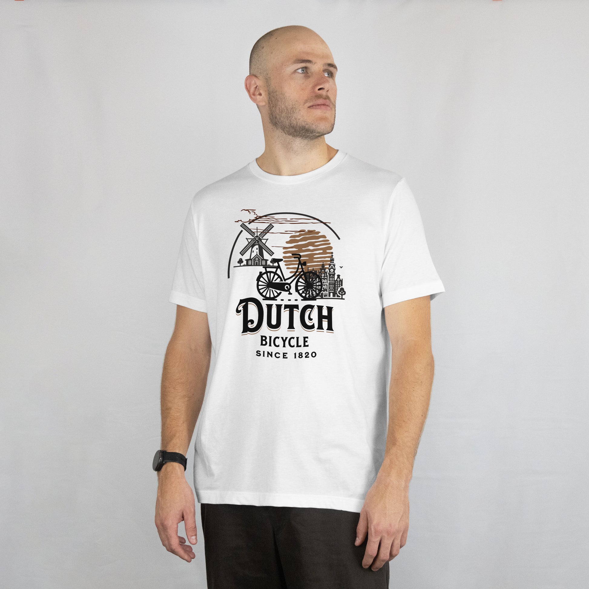 Man met kaal hoofd draagt wit Dutch Bicycle T-shirt – kijkt naar rechts