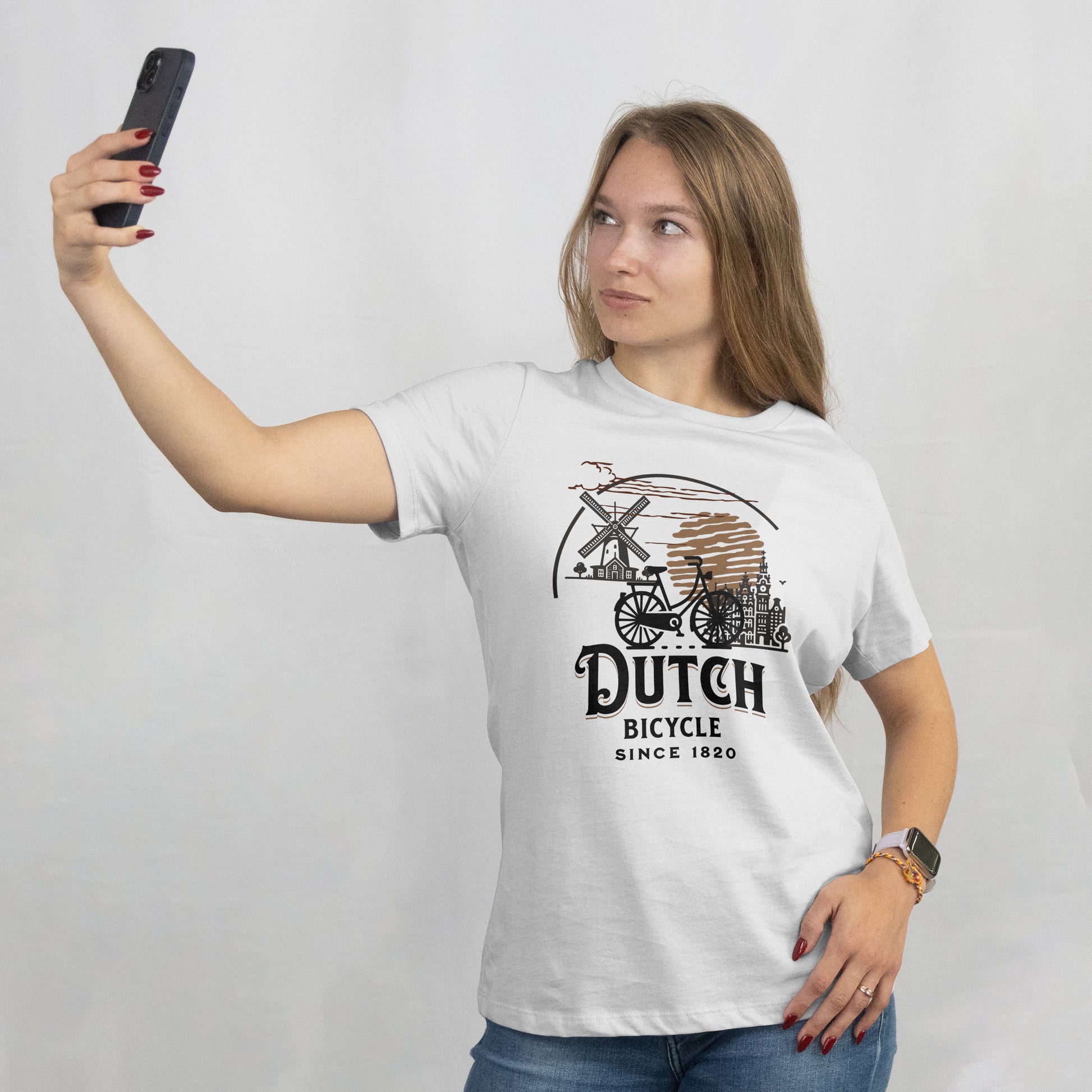 Vrouw maakt selfie met wit Dutch Bicycle T-shirt – windmolen en grachtenpand print