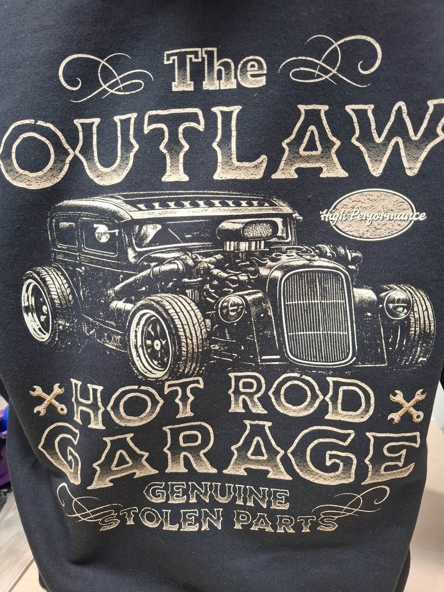 Detailfoto van de Outlaw Hot Rod Garage rugprint op de hoodie