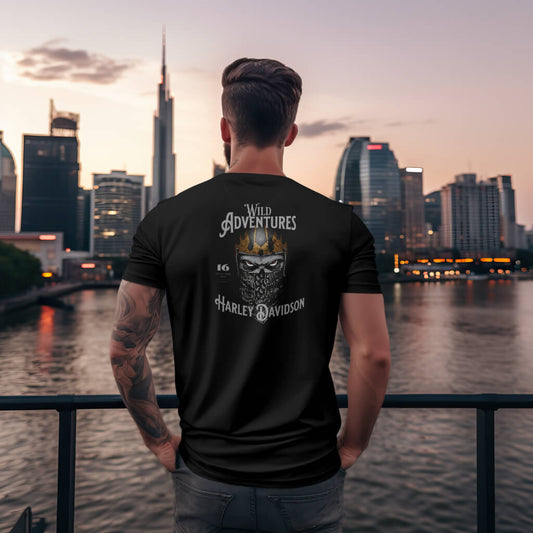Zwart T-shirt met schedel en helm-design, perfect voor avontuurlijke stijlen
